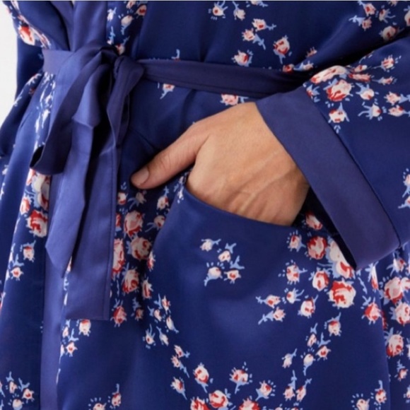 Morgan Lane Allie Robe - Picture 4 of 7